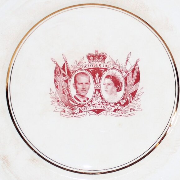 Commemorative Plate HRH Princess Elizabeth and Duke of Edinburgh visit to Canada - Picture 2 of 8